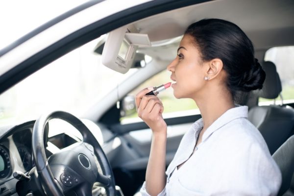 สาวๆ ควรรู้! ผู้หญิงขับรถต้องระวังอะไรบ้าง