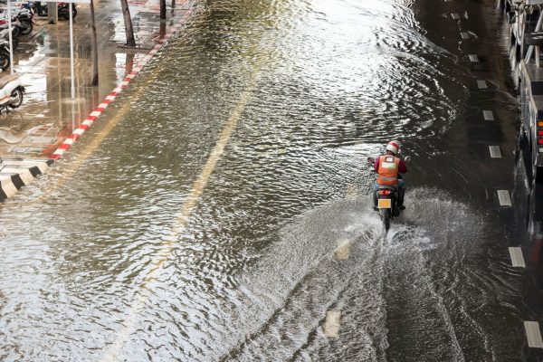 7 เทคนิค ขี่มอเตอร์ไซค์ลุยน้ำท่วม ให้ปลอดภัย พร้อมวิธีดูแลรถมอเตอร์ไซค์ หลังลุยน้ำ