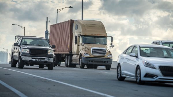 masii เตือนภัย! ระวัง 4 จุดบอดรถบรรทุก ที่ผู้ขับขี่รถยนต์-รถมอเตอร์ไซค์ ควรหลีกเลี่ยง